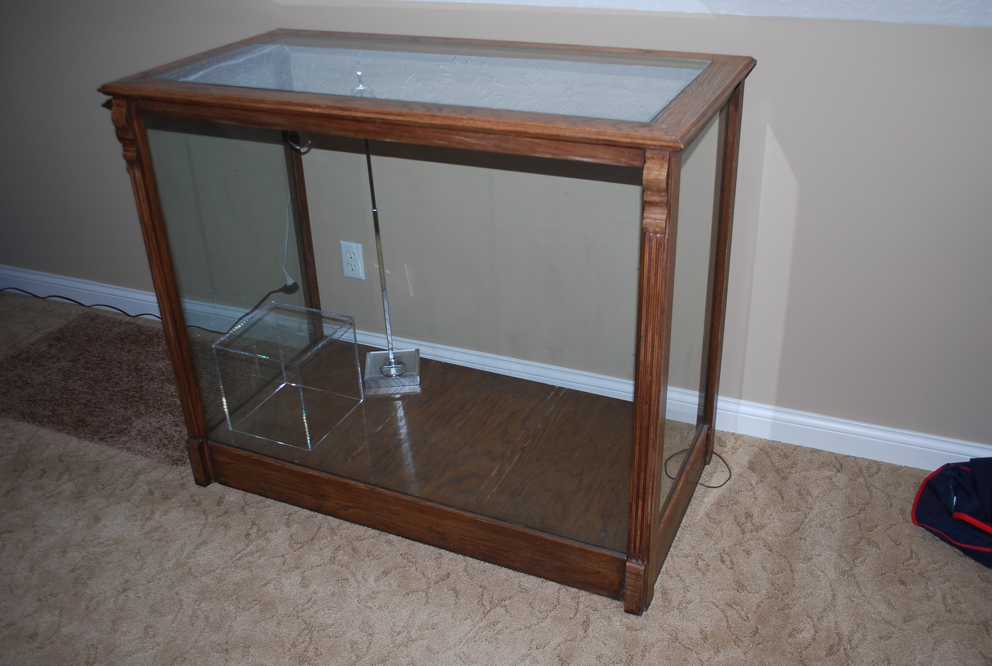 4 foot showcase with Topper - Image 2
